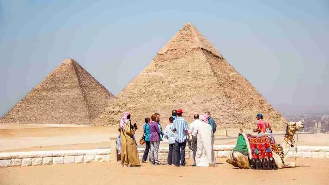 Essential things to know before traveling to Egypt from the US. Get practical tips on dress codes, rideshare apps, currency, and safety.